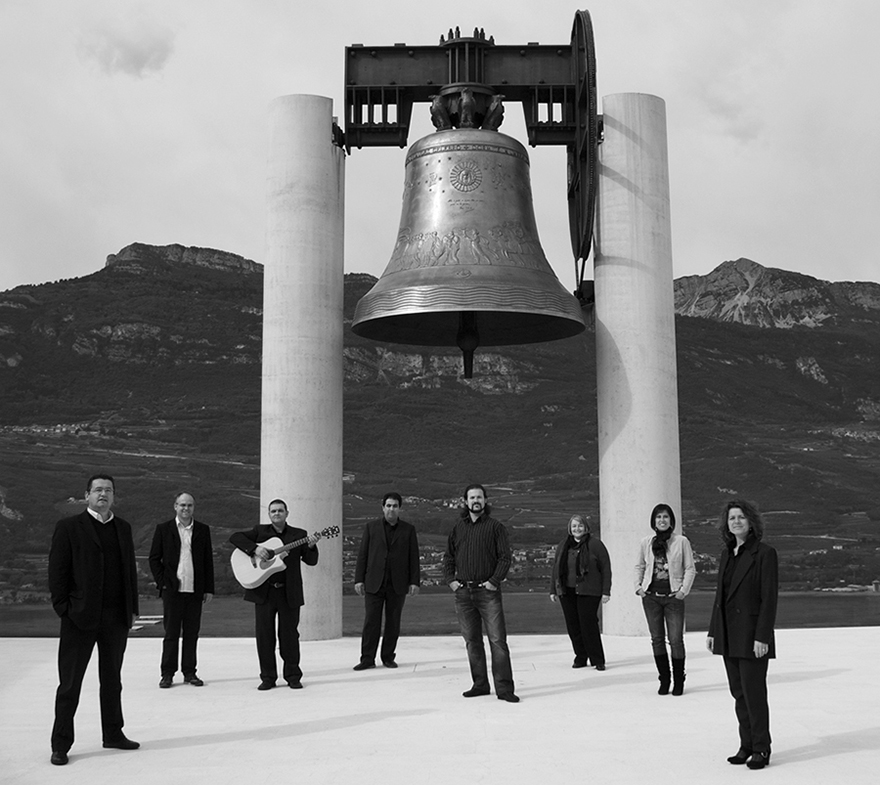 Ginguruberù sotto la Campana dei Caduti a Rovereto